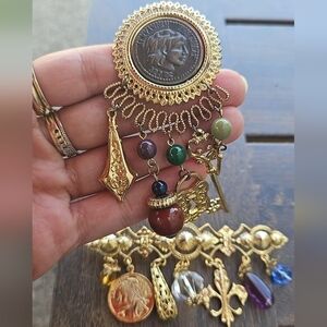 2 vintage gold brooches